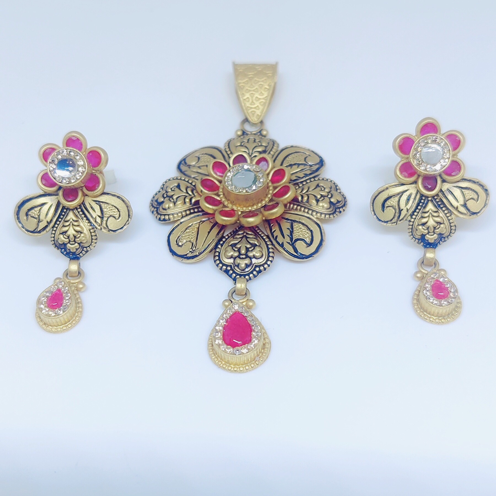 916 Gold Antique Flower Design Pendant Set