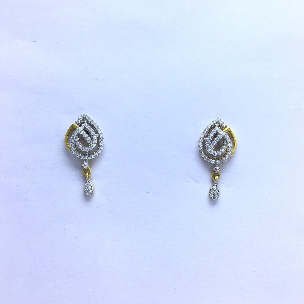 designing fancy gold earrings