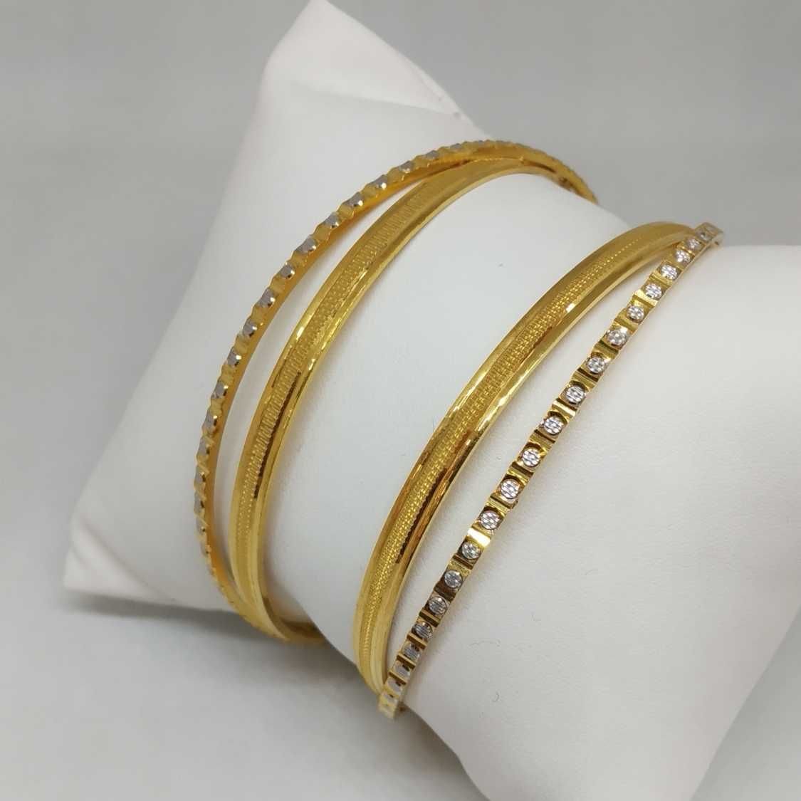 22 KT GOLD FANCY DESIGNED BANGLE