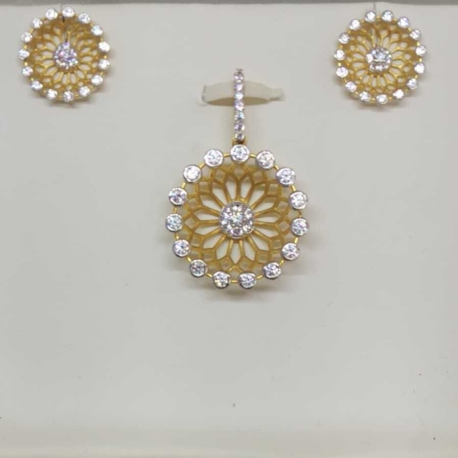 18 KT GOLD FANCY PENDANT SET