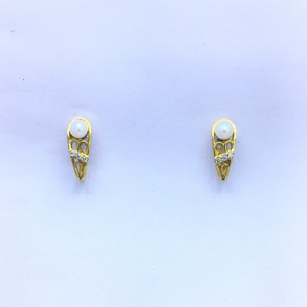 designing fancy gold earrings