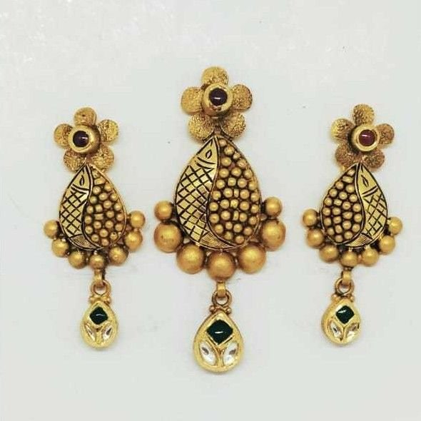 22 KT Gold Antique Pendant Set