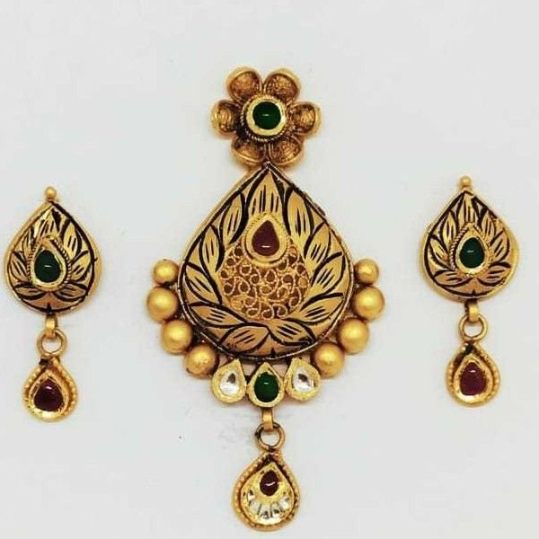 22 KT Gold Antique Pedant Set