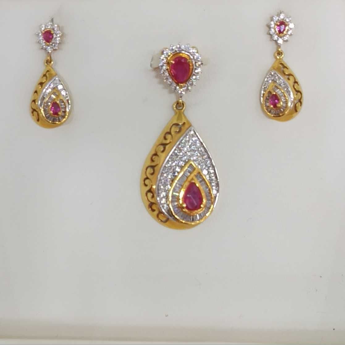 22 KT GOLD ANTIQUE DESIGNED PENDANT SET